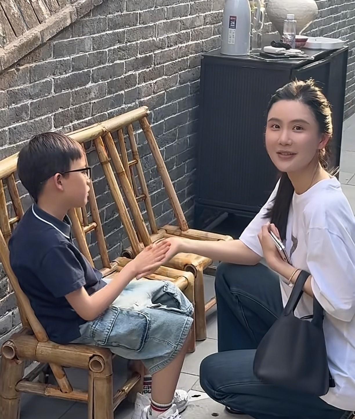 赖文峰的现任楚玲和他们的儿子六宝。看到这个画面终于理解了赖文峰为什么会选择楚玲了