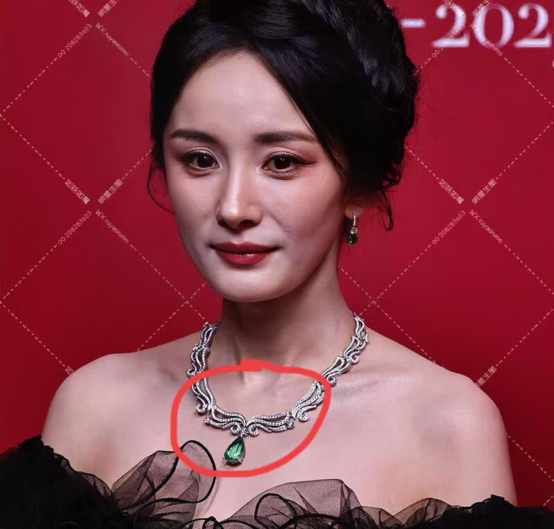 杨幂估计气得手机都想摔了！
她怎么都想不到，
自己只是躲避了怼脸的镜头，就被