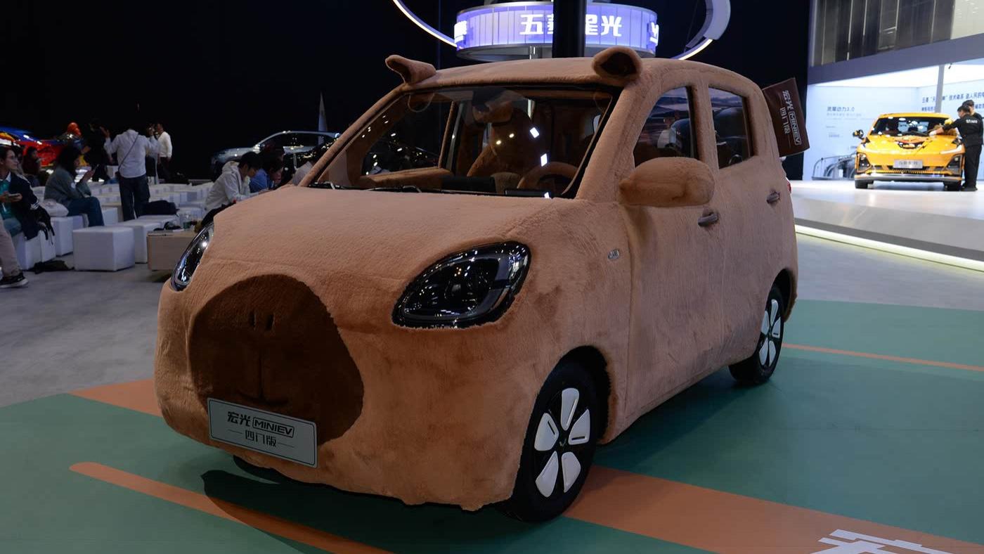 五菱宏光MINIEV四门版！5.58万起续航超300公里，时尚外观很年轻