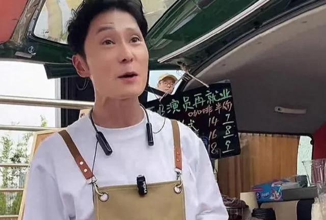 47岁的香港艺人姚亦澧在长沙摆地摊卖咖啡，是生存突围还是行业衰败？
姚亦澧，19