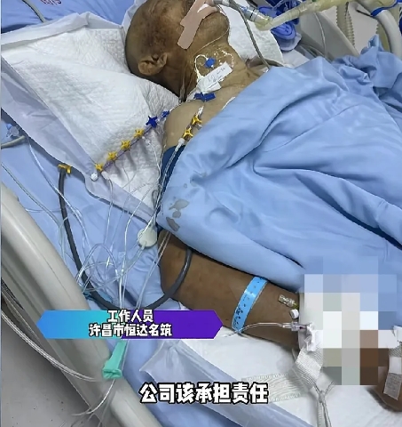 新房惊现一米五“洞”，八十岁老人参观房子不慎掉进下一层，半边身体全部骨折，一边胳