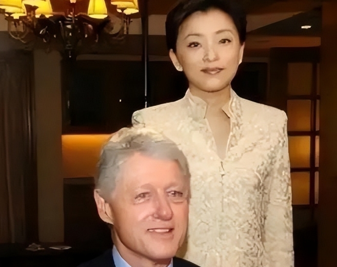 1994年寒冬，北京外国语大学门口的梧桐树落尽枯叶，26岁的杨澜攥着离婚协议书，