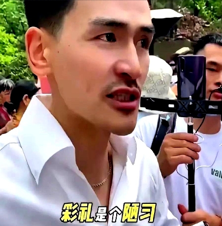 听知情的网友说，这个极力反对彩礼的人，是浙江台州下边的一个穷困村的村民，他家也是