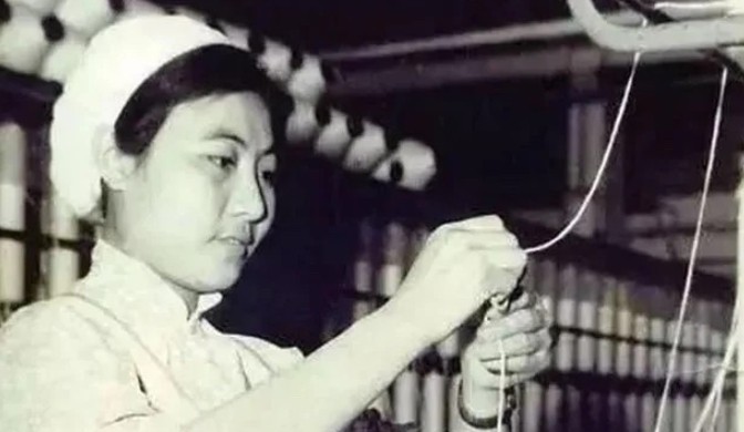 1977年，吴桂贤主动辞去职务，回到西北国棉厂继续当工人。可就在回到陕西的当晚，