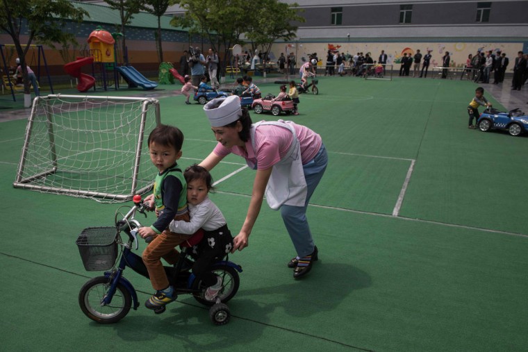 2016年，朝鲜的幼儿园，骑童车的小孩。