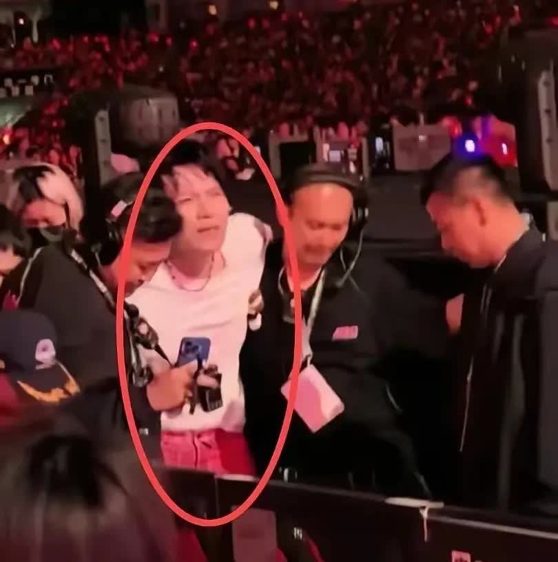 怪不得刀郎无论唱什么歌都只是站着，因为这些舞台真的是明星的“夺命符”！

这