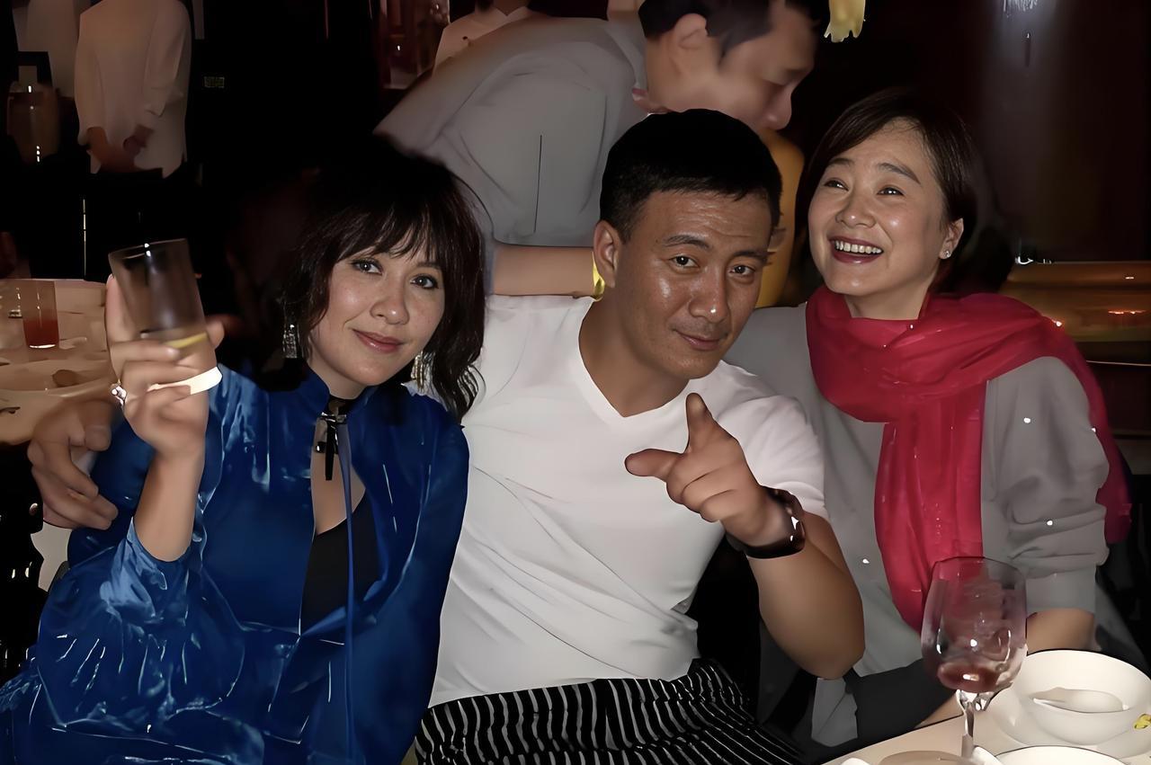 #分享珍藏照片# 
中间是大名鼎鼎的银幕硬汉胡军，
两边的大美女，
也是家喻户晓
