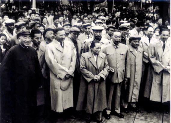 上世纪五十年代，宋庆龄、周恩来、朱德等同志陪同国际友人在北京劳动人民文化宫（原太