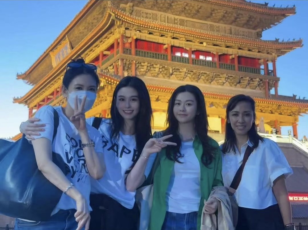 邱淑贞两个女儿完美遗传妈妈的美貌基因，姐妹俩五官精致气质出众，真是从小美到大?
