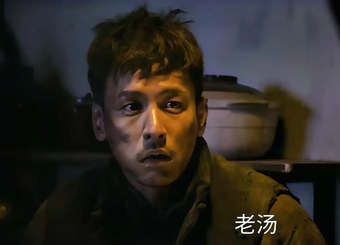 《归队》第23集预告：高云虎与汤德远相见，扮成小二藏在汤德远酒楼被小红枣认出，日