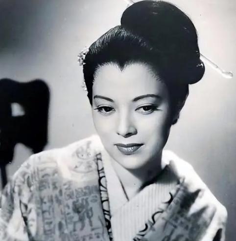 1945 年，一女汉奸被押往刑场枪决，可她突然脱掉上衣，从内衣里掏出个纸团，法官