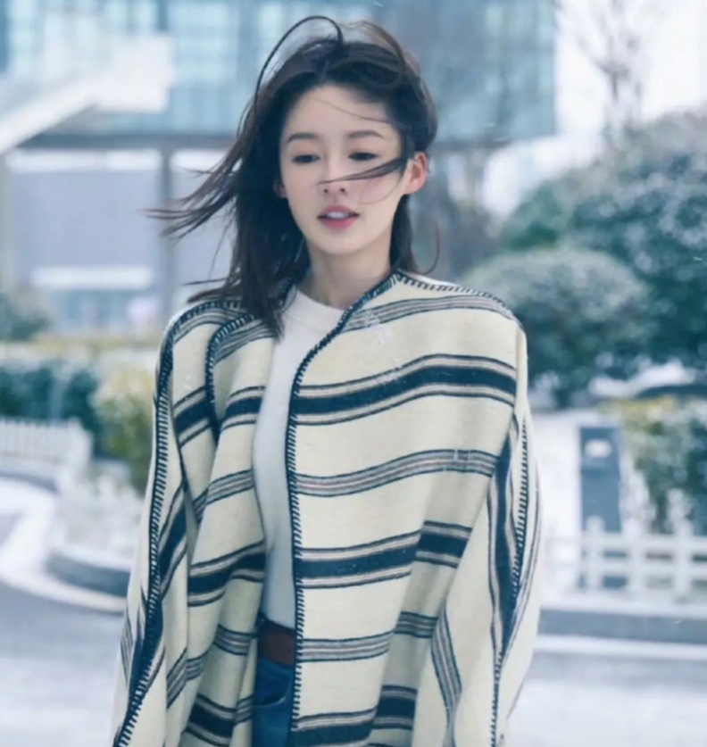 突然理解李沁对龚俊无感了
不是她不喜欢帅哥，也不是她不想谈恋爱，而是围绕在身边的