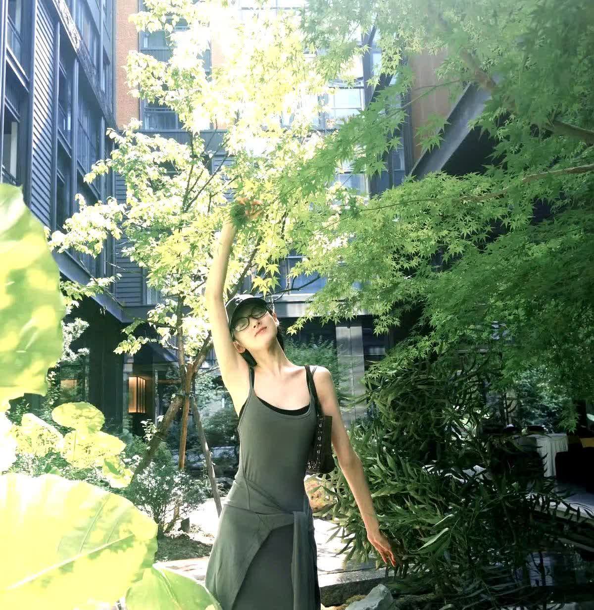除了胸小，其他都完美！

她曾经差点被封杀，差点直接退圈了，可能是资本看她还