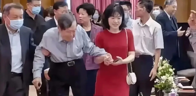 杨振宁的身体状态越来越糟糕了，看上去已经大不如前了，其实也难怪，都已经103岁了