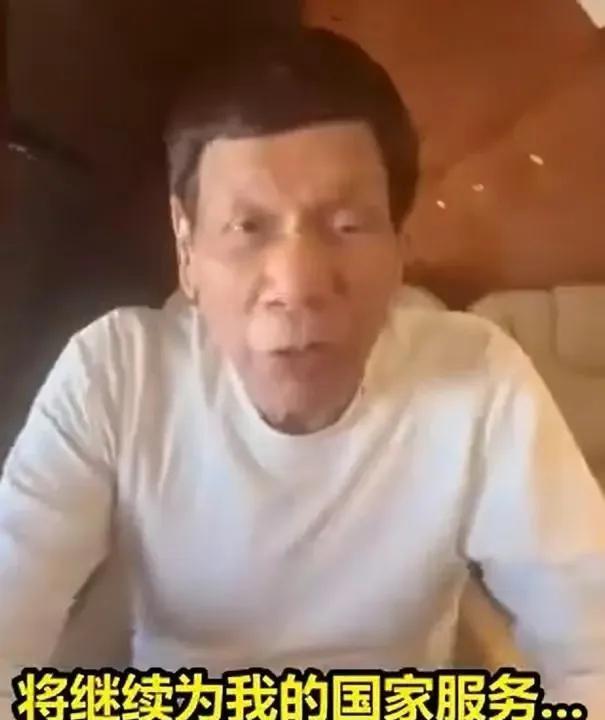 萨拉即使飞到荷兰也救不了自己的父亲杜特尔特。
萨拉与杜特尔特同时从国外坐飞机回到