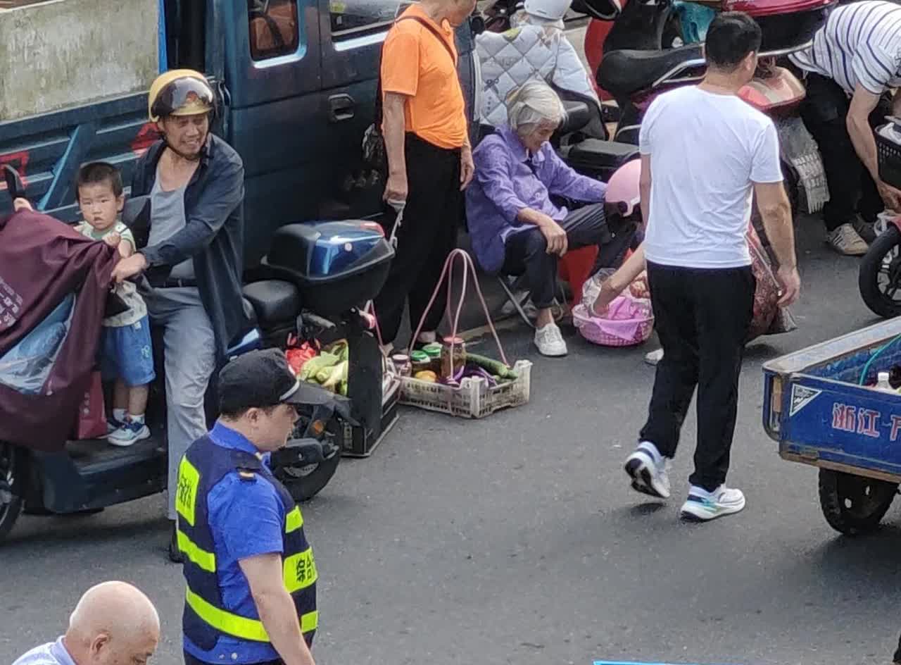 为城管点赞
        在菜市场看到了温馨的一幕:
        一城