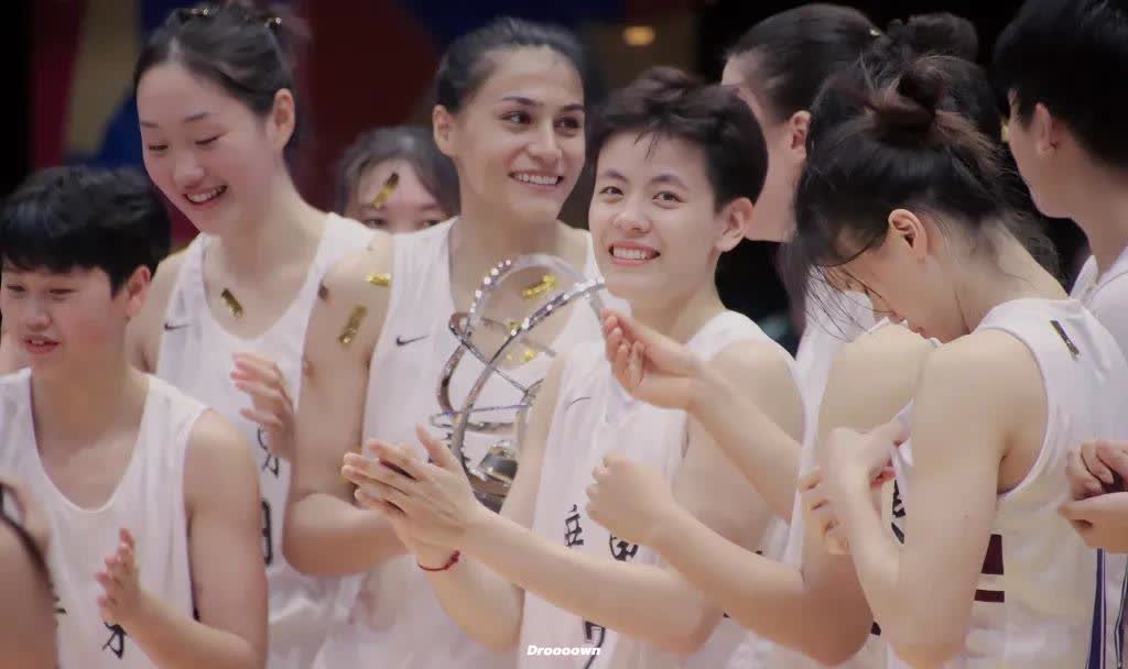 媒体人:广东女篮3:1击败四川女篮夺冠，总冠军奖金大概率分配如下:

1.黄