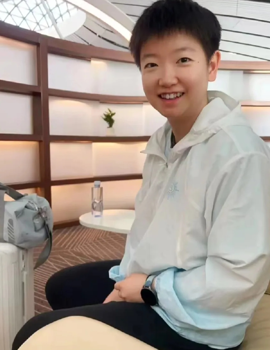 哗，莎莎穿这件白色防晒衣真的是好漂亮，衣服上还有个小太阳。
充满着青春和活力，笑