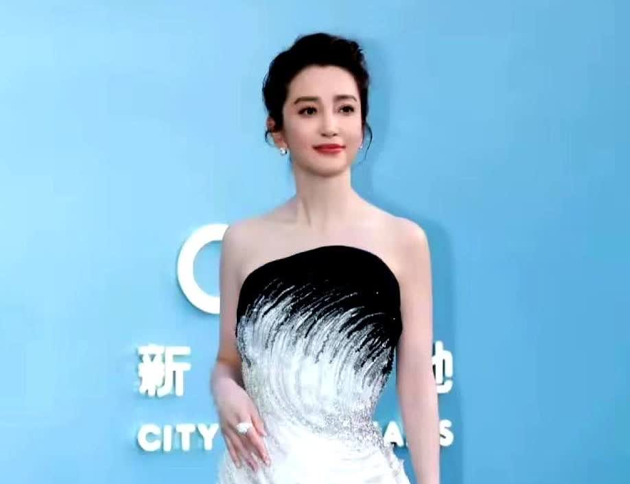大家不要再羡慕李冰冰了，我们永远也不可能成为她，原因很简单，因为有个条件我们没有