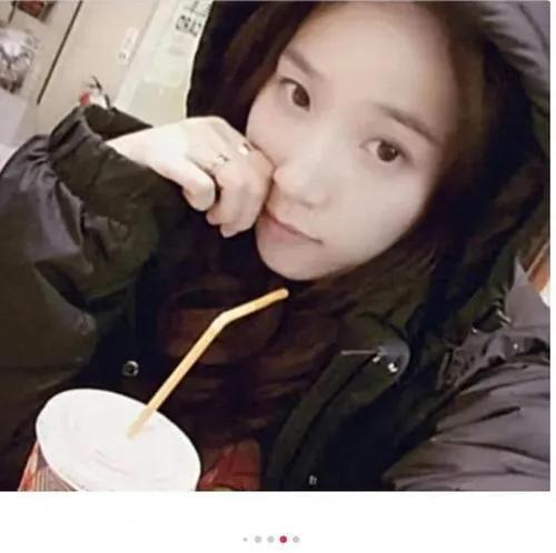 印象中明星家人总是光鲜的，可金赛纶母亲却因女儿录音视频爆哭。视频里究竟藏着啥？是