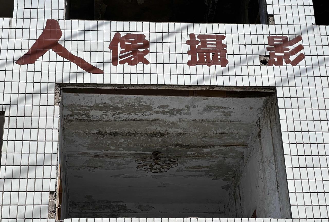 哎！这个婚纱摄影店的老板，曾经也辉煌过啊！8月26日，我们路过重庆武隆的平桥镇，