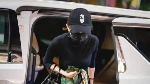 杨幂玩转"反差萌"这波少女感谁顶得住？