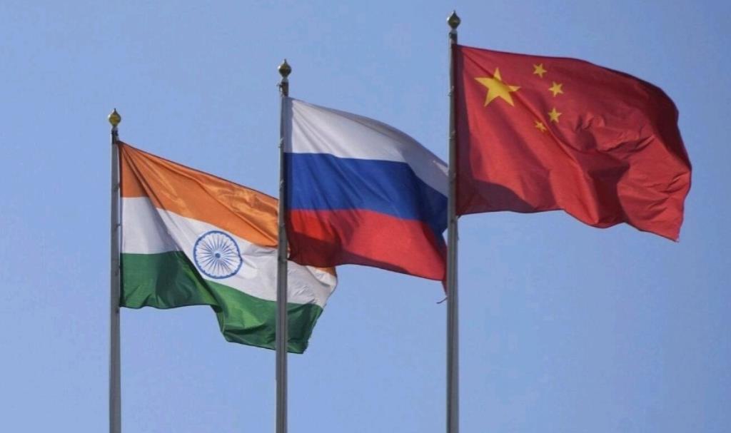 外媒援引专家观点表示，中俄印三国坐在了一起，这对于美国是一个巨大的挫败，这是以明