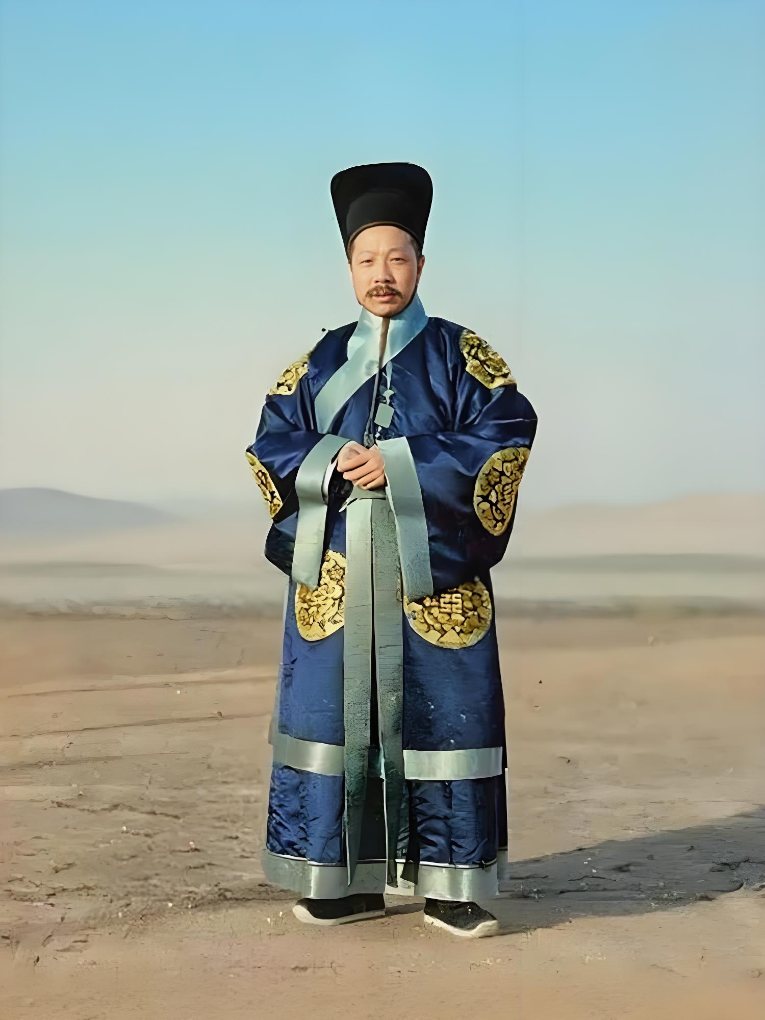 这是袁世凯的忠诚朱启钤，他极力拥护袁世凯复辟帝制，当时出任登基大典筹备处办事员长