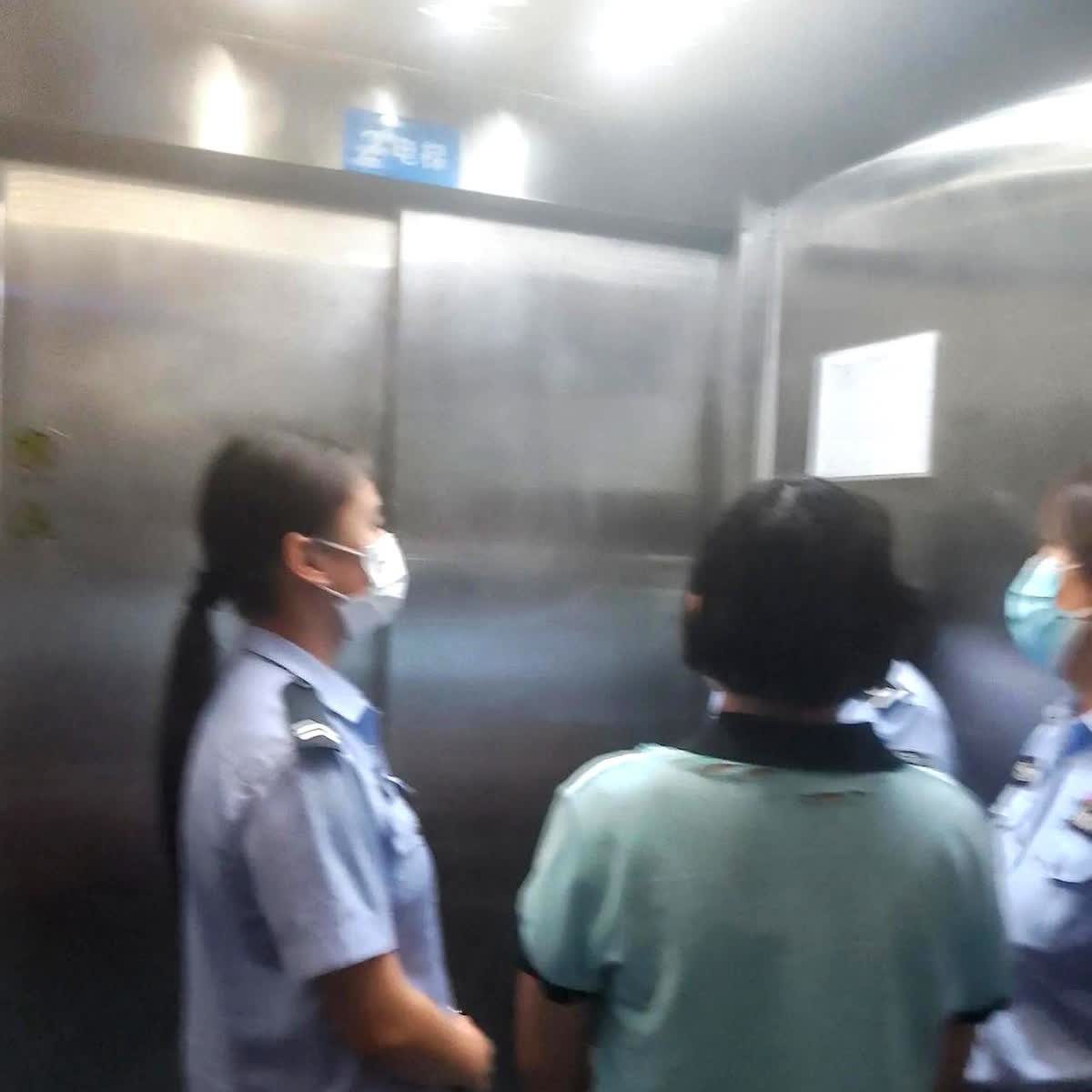 今天到市里的医院去送早餐，在五楼病房，有人议论有三名女警押送一女出现在病人区内。