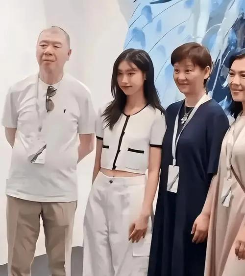 冯小刚与徐帆的养女徐朵近日在社交媒体上晒出自己的庆生照，照片中的她笑容灿烂，气质