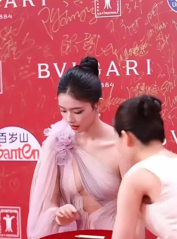 林允又穿帮了，这种“一眼看透”的穿法真没美感前几天的上海电影节，林允一身黑色镂空
