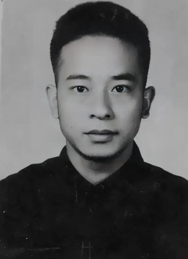 1948年，罗广斌身份暴露，但他哥哥是中将，敌人不敢抓人，就找到他哥哥：“你弟弟