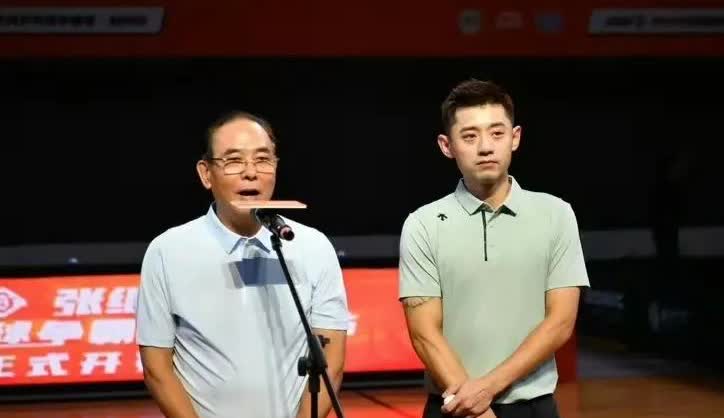 张继科以个人名义创建民间乒乓球赛，邀请恩师蔡振华站台。在开幕式上出现乒坛教父蔡振