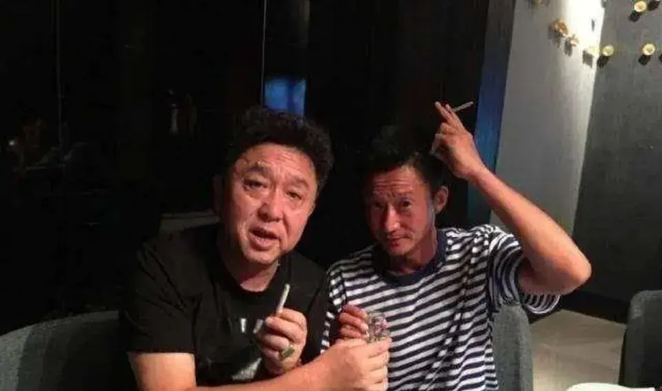 于谦这么有钱，一般手里拿的是什么烟