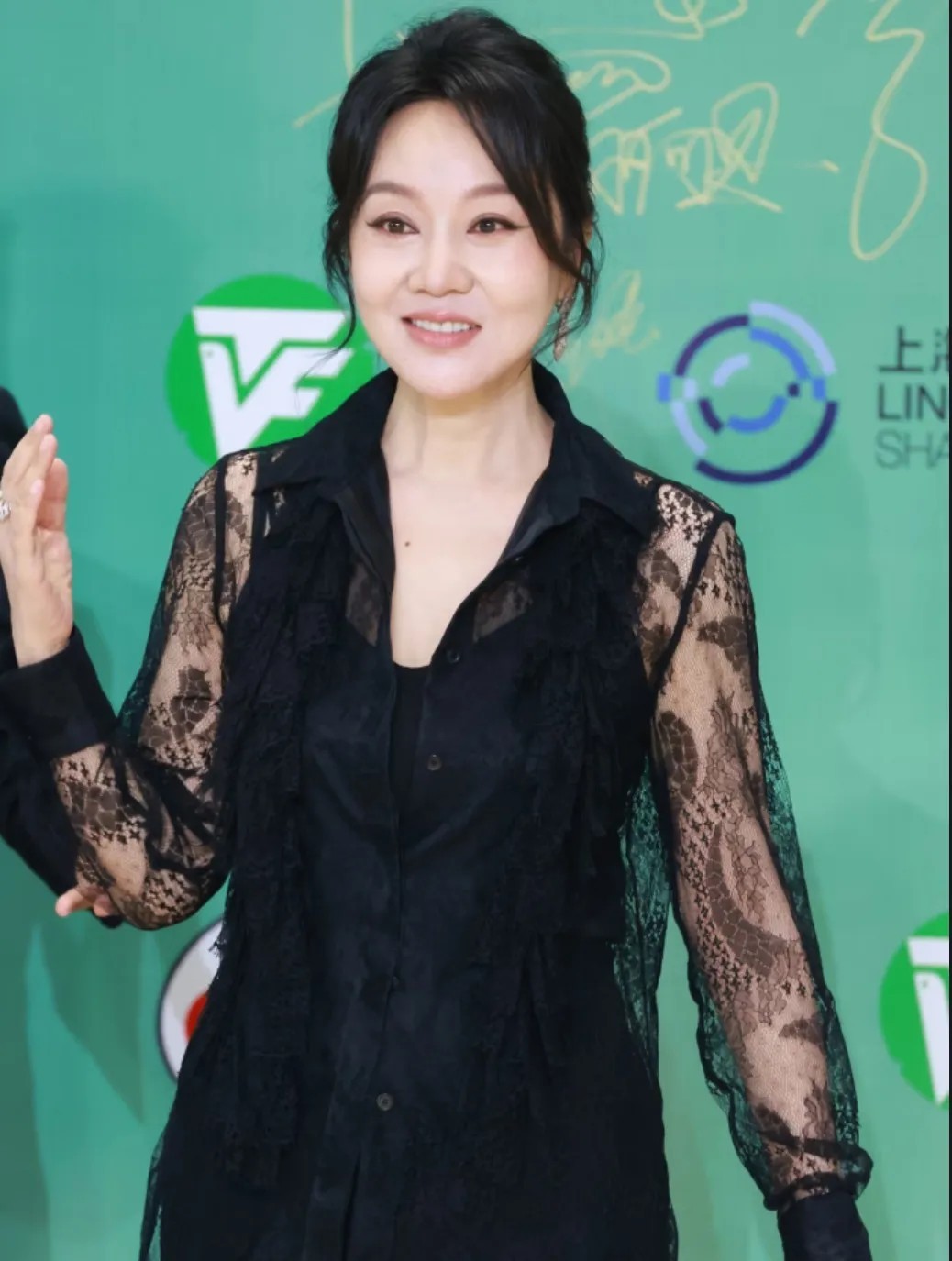 闫妮在上海白玉兰踩了3个坑

给所有女生提了个醒

上了年纪，千万别这么