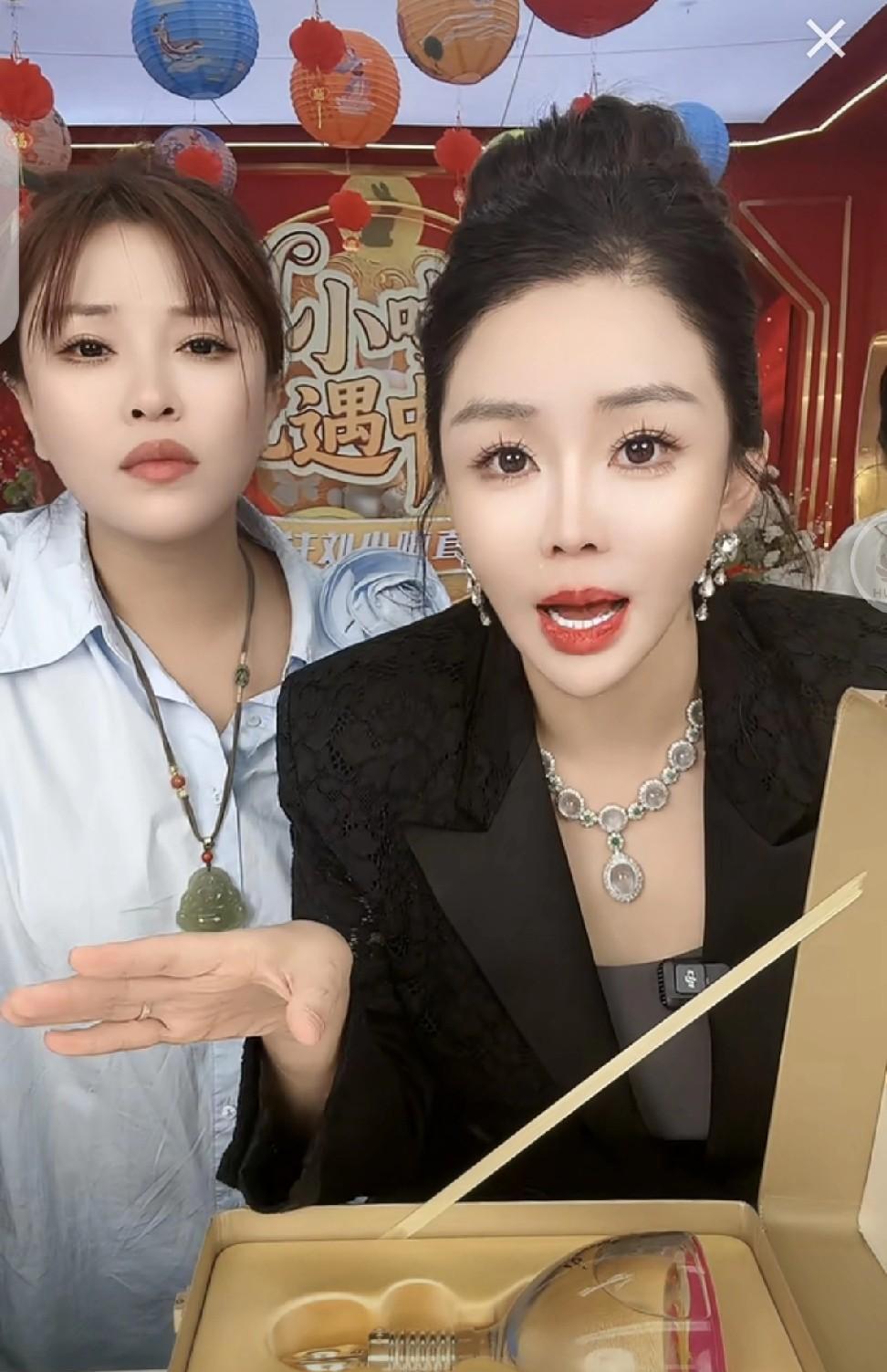 今天娱乐主播刘小啦办中秋专场，雪大带着徐婕到现场亲自辅导她带货，看到老板来了，刘