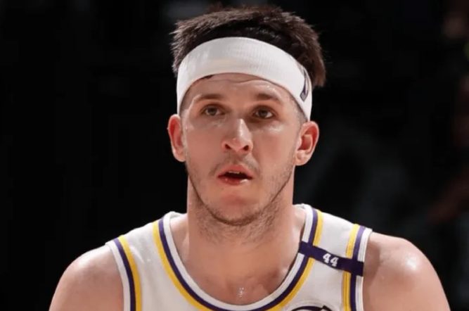 湖人后卫奥斯汀-里夫斯将因腹股沟伤势缺席今日与开拓者的比赛。
随后，湖人记者表示