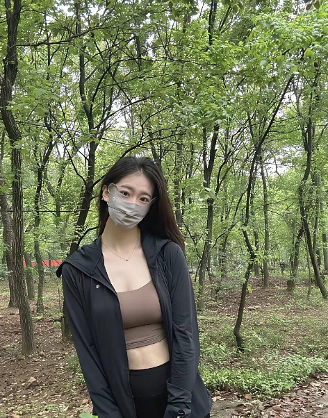 口罩摘下来挺漂亮的。。。。。

