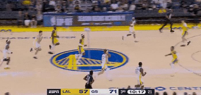 还得是你！穆迪两记三分打停湖人！
在今天NBA季前赛勇士对阵湖人的第三节比赛初，