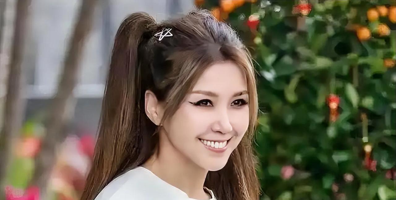 近日，在某热门音乐竞赛中，实力唱将王蓉意外被淘汰，引发了广泛关注。赛后，王蓉在接