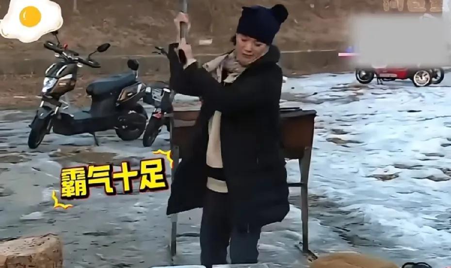袁咏仪这爆发力真的可以！
节目里，当大家比赛看谁先砸开冰块拿到食材时，别家老公都