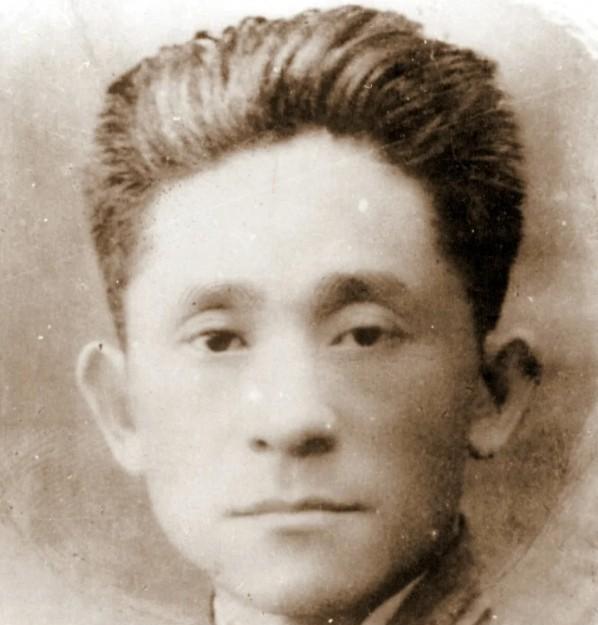 1923年，车耀先被敌人打碎颅骨，战友以为他死了，便脱掉他的衣服，丢进弹坑，就地