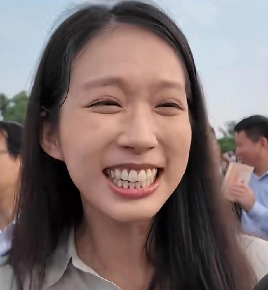 奥运冠军江旻憓在阅兵现场接受采访时的反应太可爱了！她说自己两点半起床一点都不困，