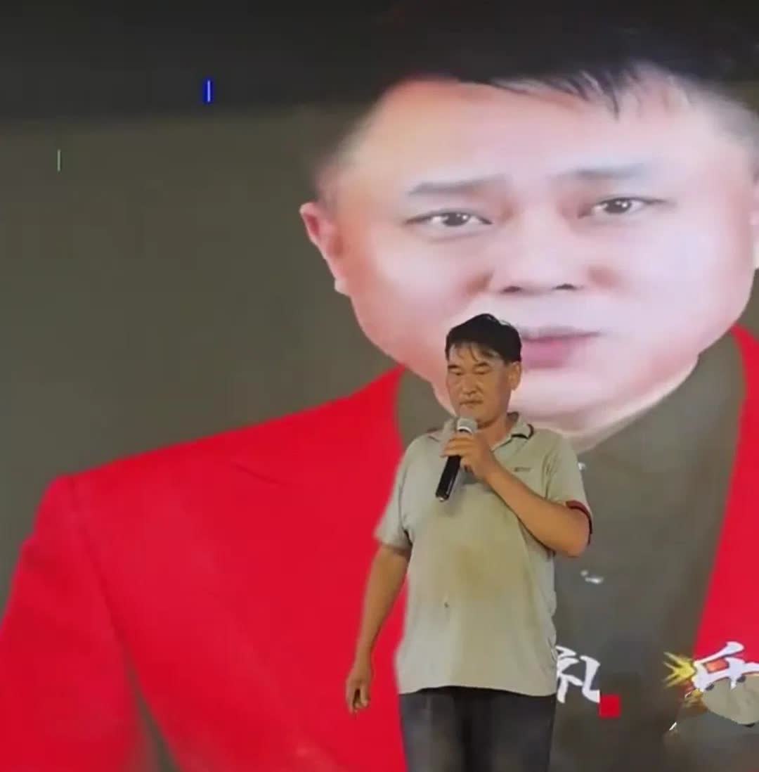 大衣哥朱之文脚穿拖鞋在朱楼大舞台上排练，朱之文身穿脏兮兮的绿色体恤衫，一双白色拖