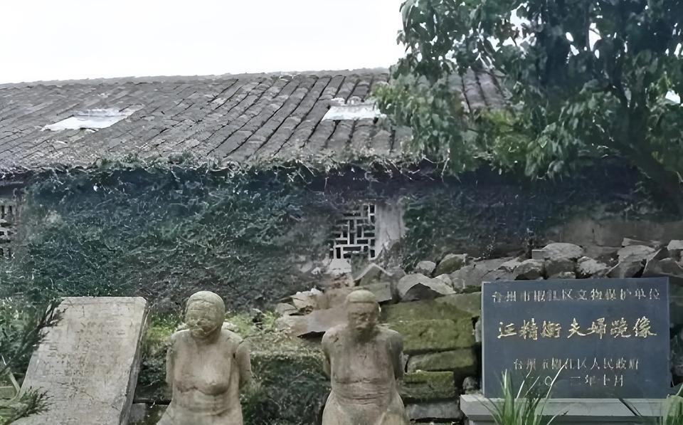 2005年，汪精卫的儿子回国祭拜，竟然在中山陵附近发现父母的跪像，在即将告别的那