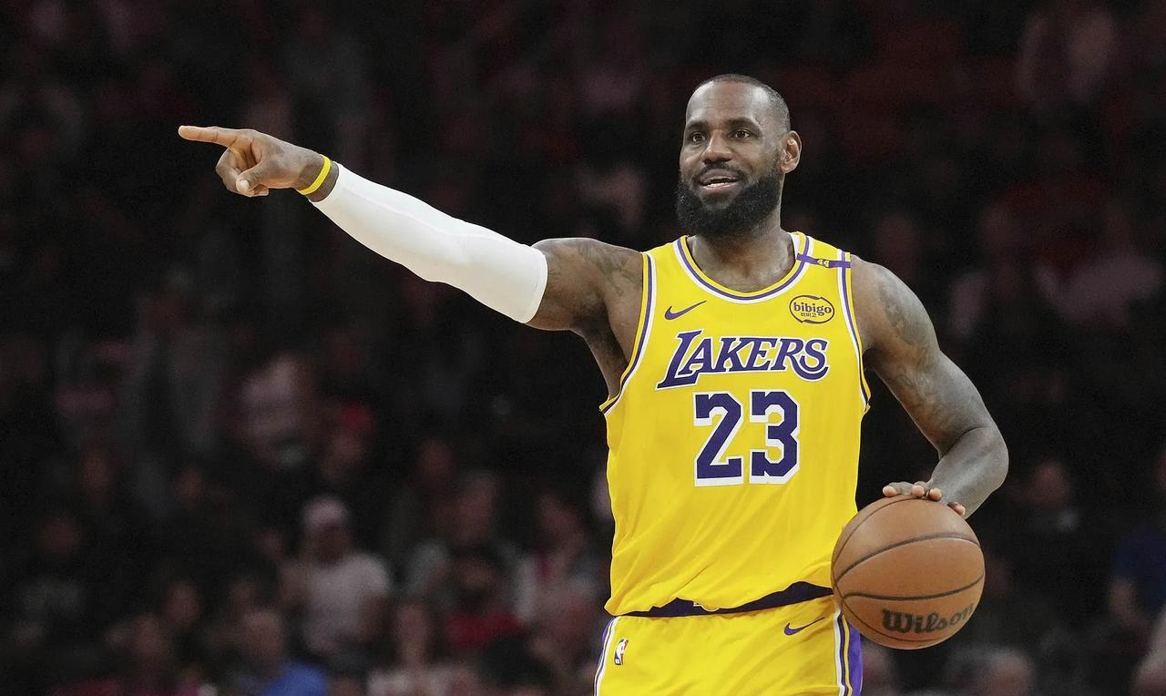 看了NBA历史得分榜排名前30的超巨退役时的年龄才发现，詹姆斯让人产生了随便都可