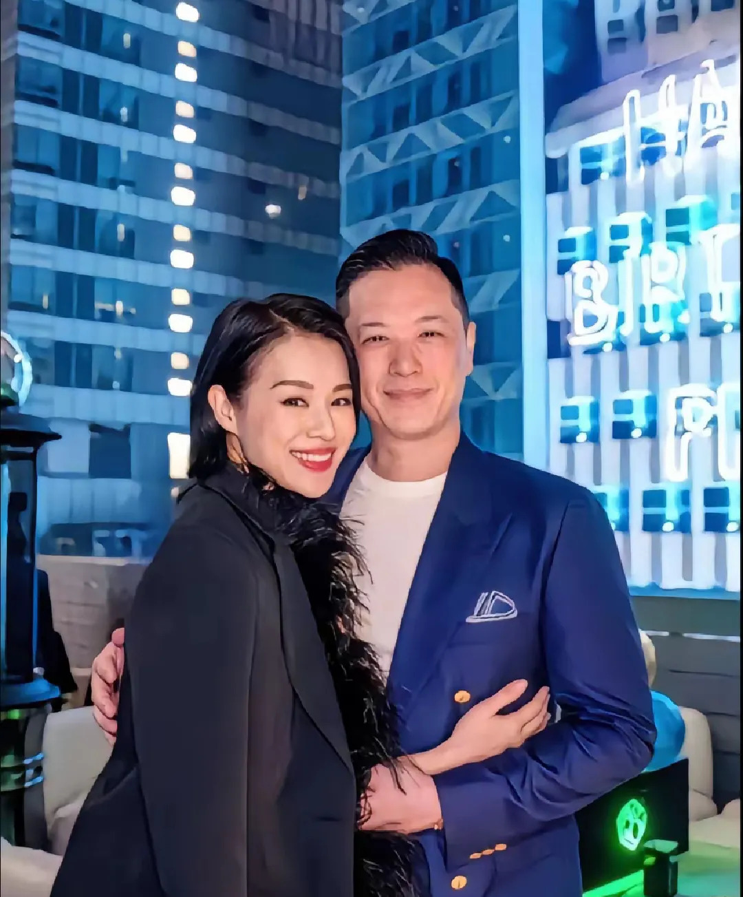 胡杏儿力挺老公回应绯闻

















天哪，胡杏儿老公李乘德