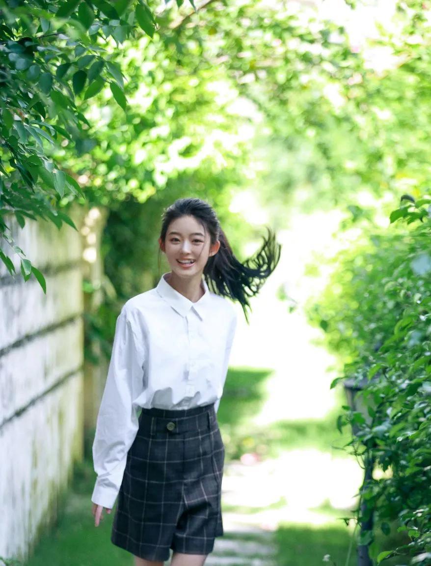 估计黄杨钿甜如今犹如热锅上的蚂蚁——急的团团转。
虽然她艺考成绩不错，已经被北京