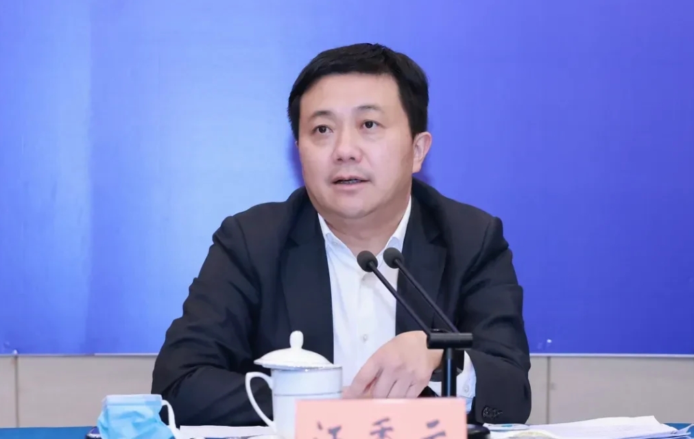 四天之前还以市委书记之身高调出席全市引才活动，四天后转瞬之间落于马下。

据江苏