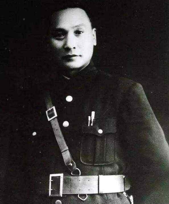 1949年，蒋介石下密杀令，卢汉盯着电报发愁，突然管家喊了一句：“谁挂的字画，反